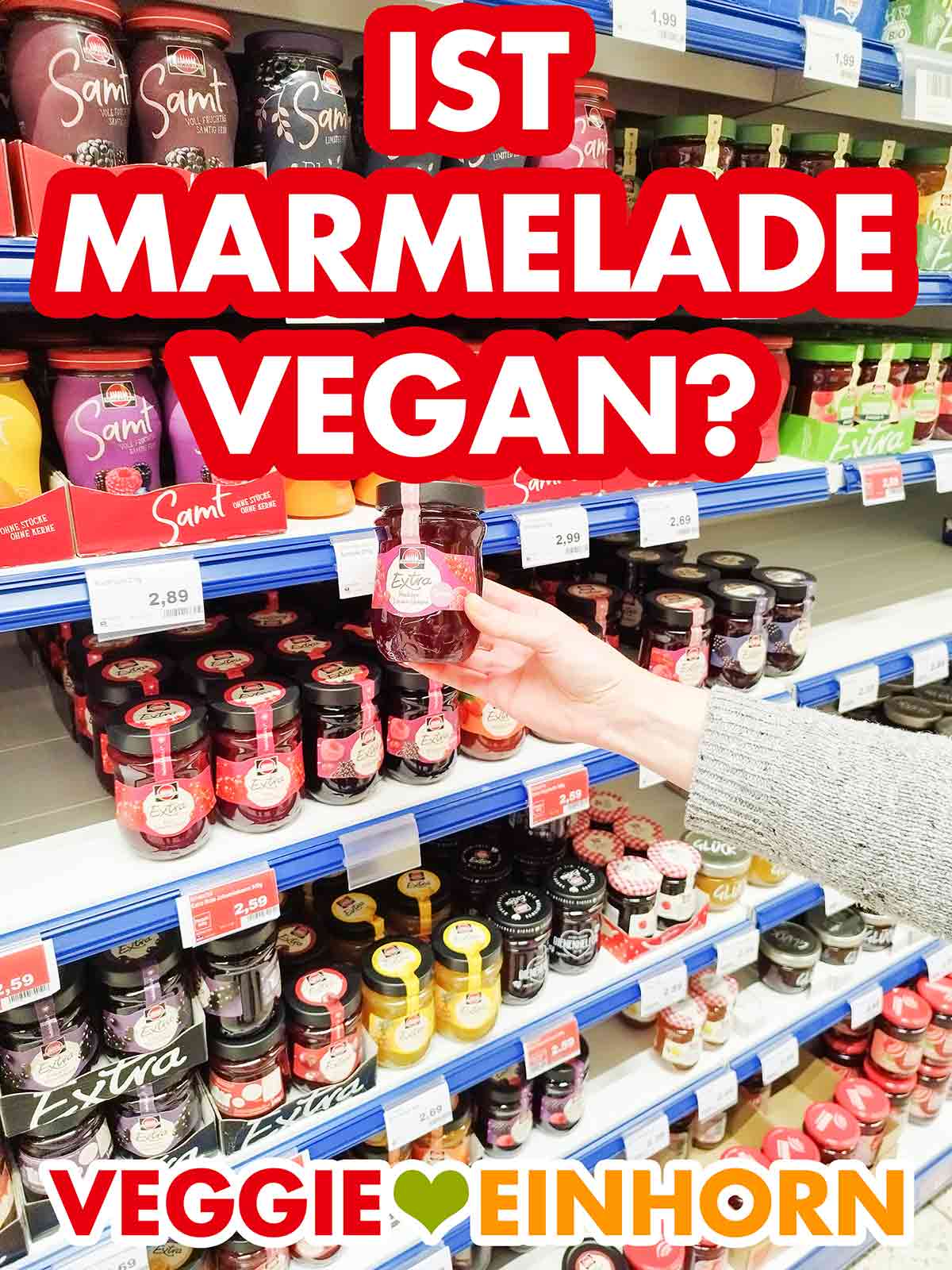Eine Hand hält ein Glas vegane Marmelade im Supermarkt