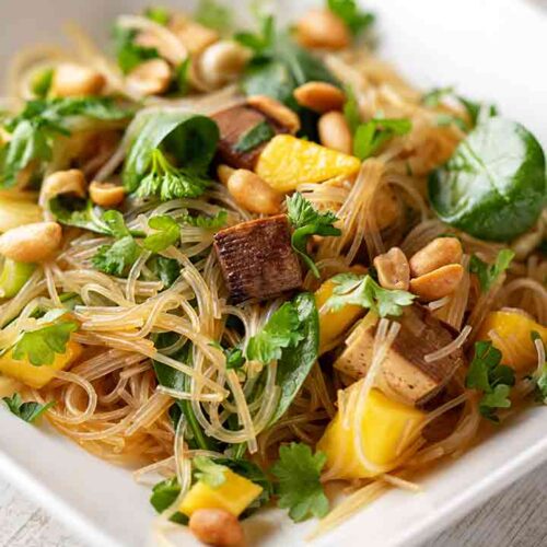 Glasnudel Salat mit Räuchertofu und Mango auf einem Teller