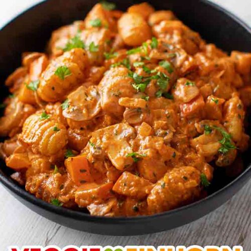 Teller mit veganer Gnocchipfanne mit Kürbis und Pilzen
