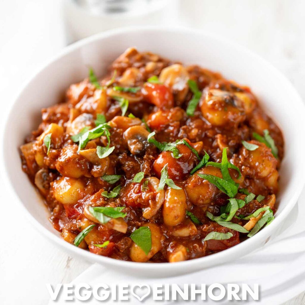 Einfache Gnocchi Pfanne mit veganem Hack, Pilzen und Tomaten