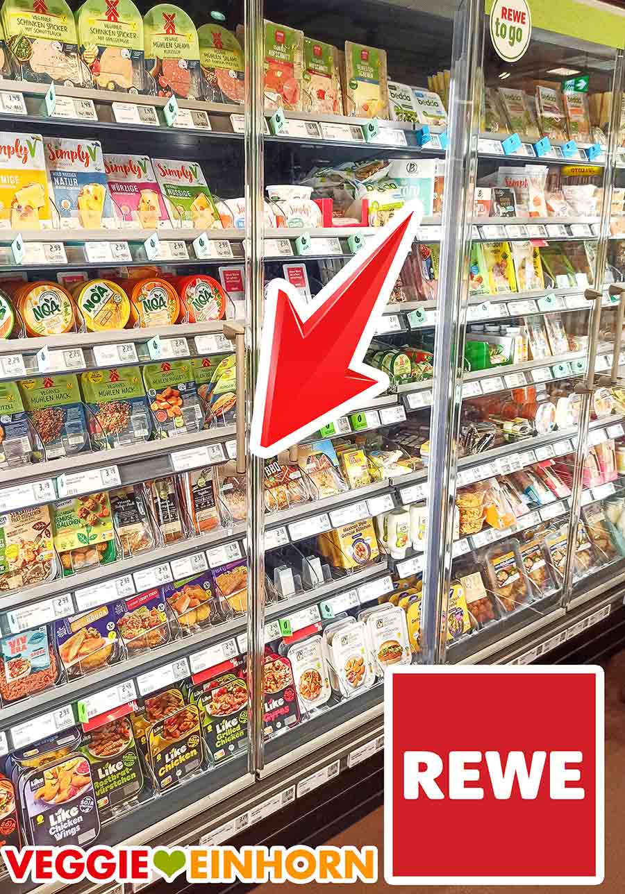 Kühlregal im Rewe mit veganen Lebensmitteln und veganen Steaks von Green Legend