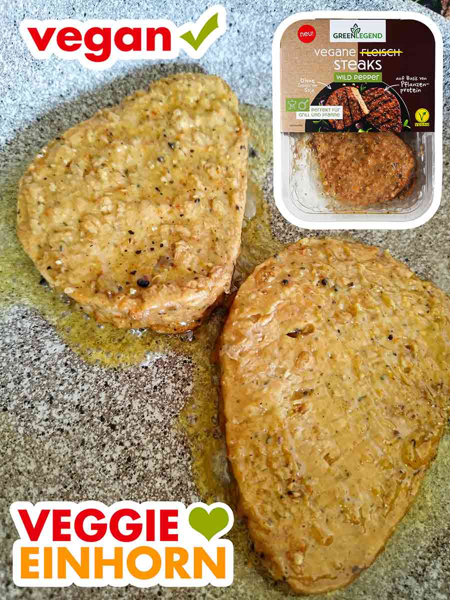 Zwei vegane Steaks Wild Pepper von Green Legend in einer Bratpfanne