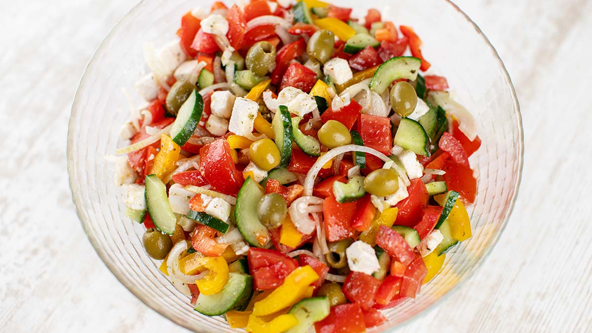 Veganer griechischer Bauernsalat