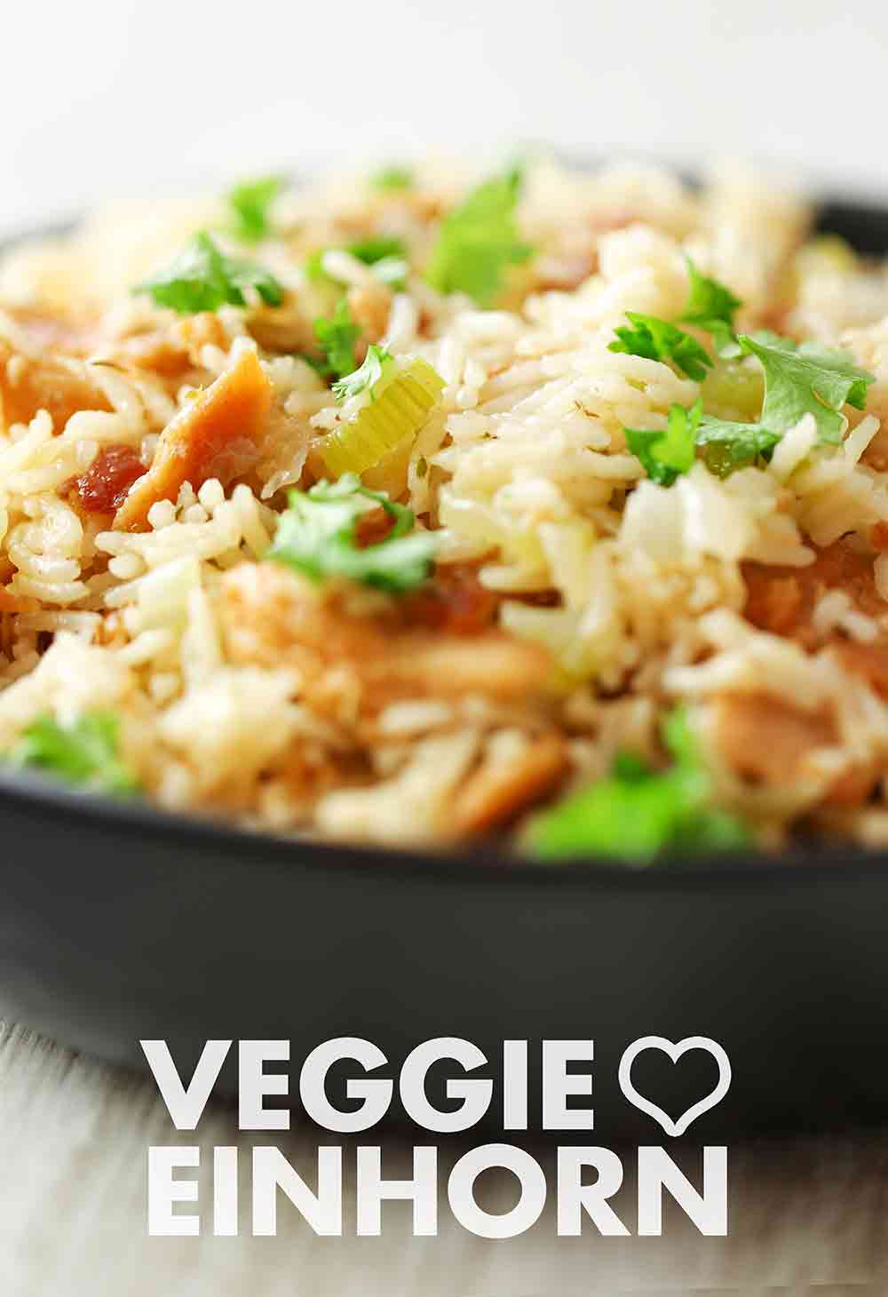 Ein Teller Reis mit veganem Hähnchen und Sellerie