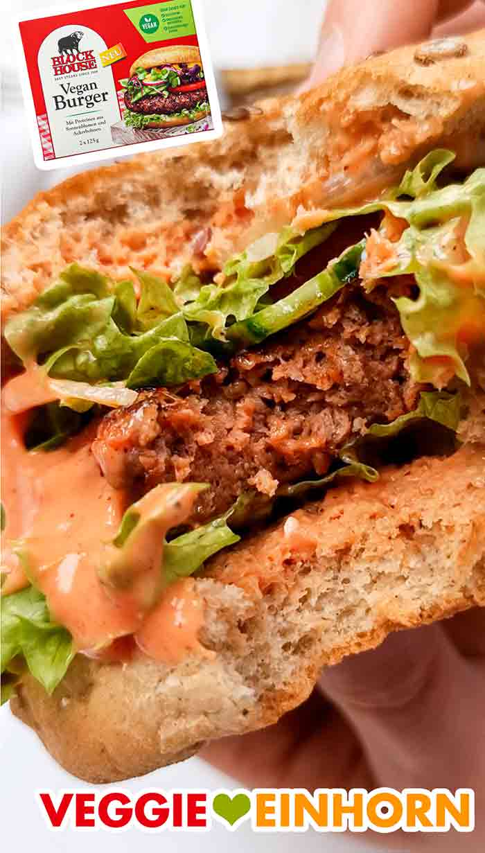 Angebissener veganer Burger mit Patty von Block House