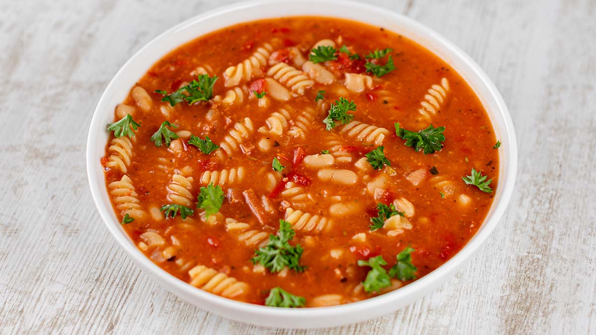 Italienische weiße Bohnensuppe mit veganem Speck und Nudeln