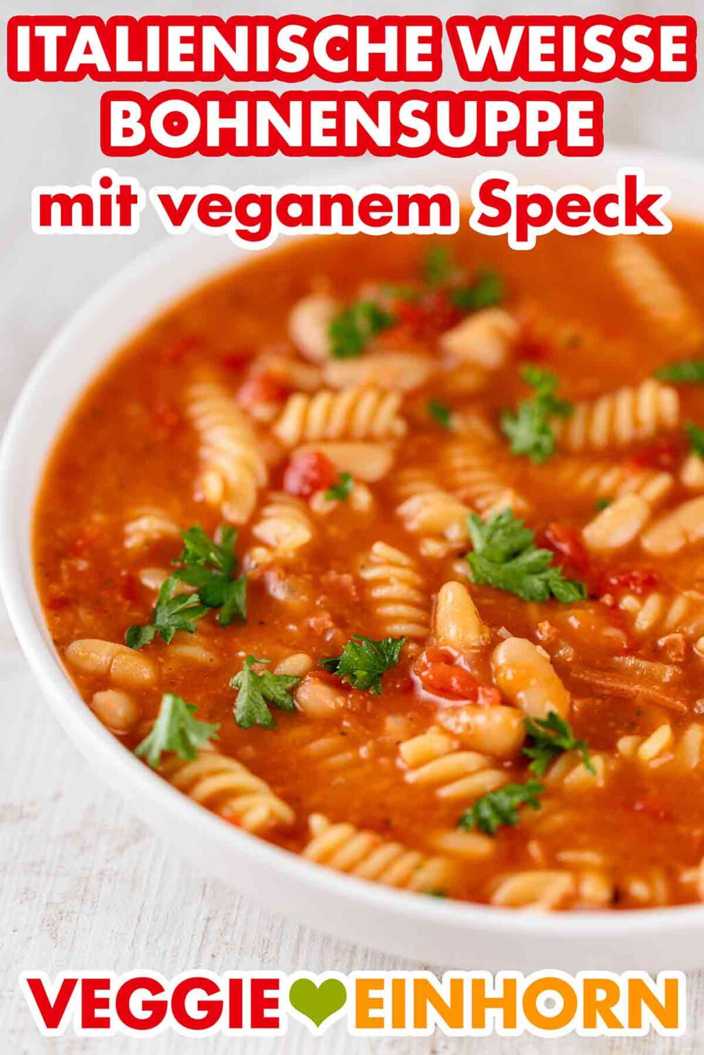 Italienische weiße Bohnensuppe mit Nudeln und veganem Speck