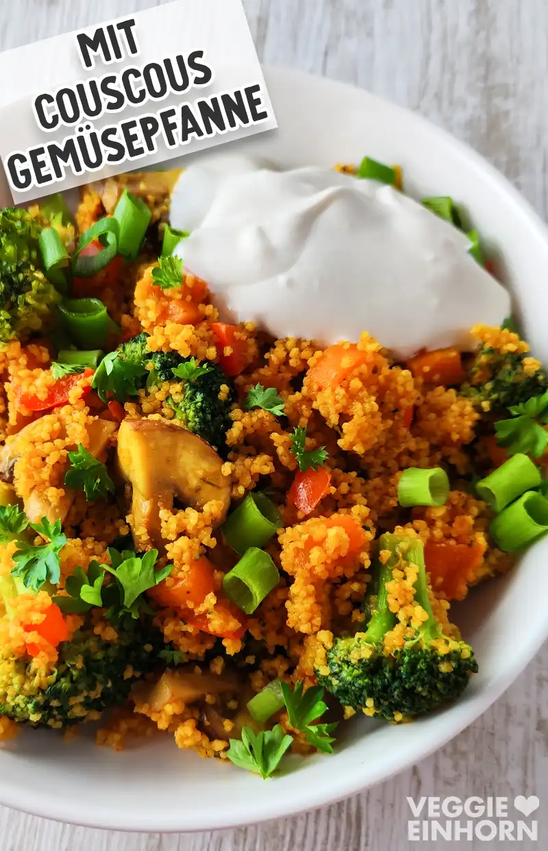 Ein Teller mit Couscous-Gemüsepfanne mit einem Klecks cremiger veganer Joghurtsoße darauf.