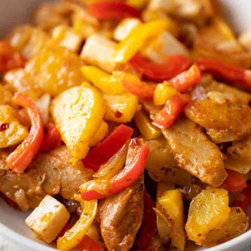 Vegane Gyrospfanne mit Kartoffeln, veganem Feta und Paprika