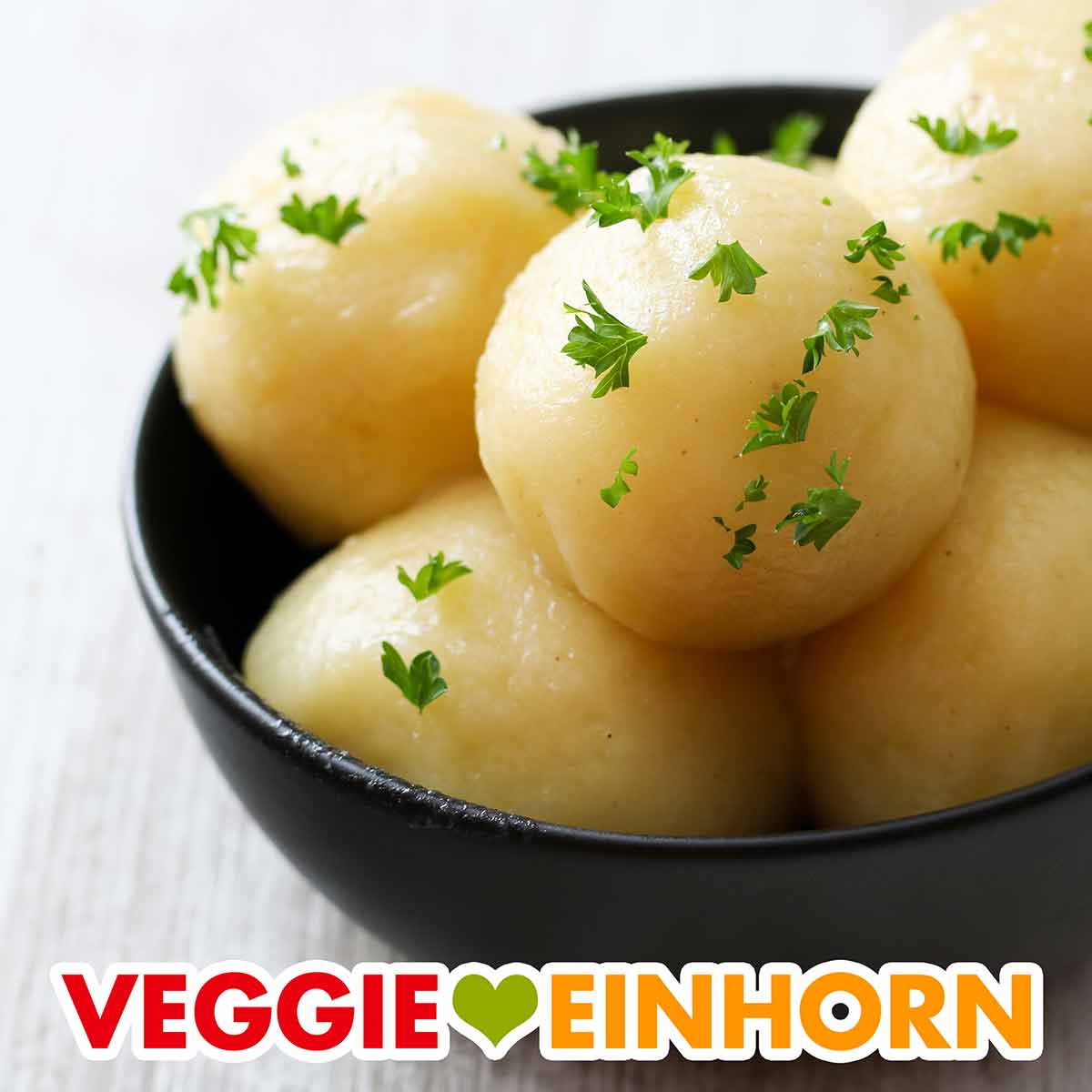 Eine Schale mit veganen Kartoffelknödeln
