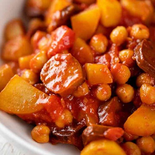 Teller mit Kartoffelpfanne mit veganer Chorizo und Kichererbsen
