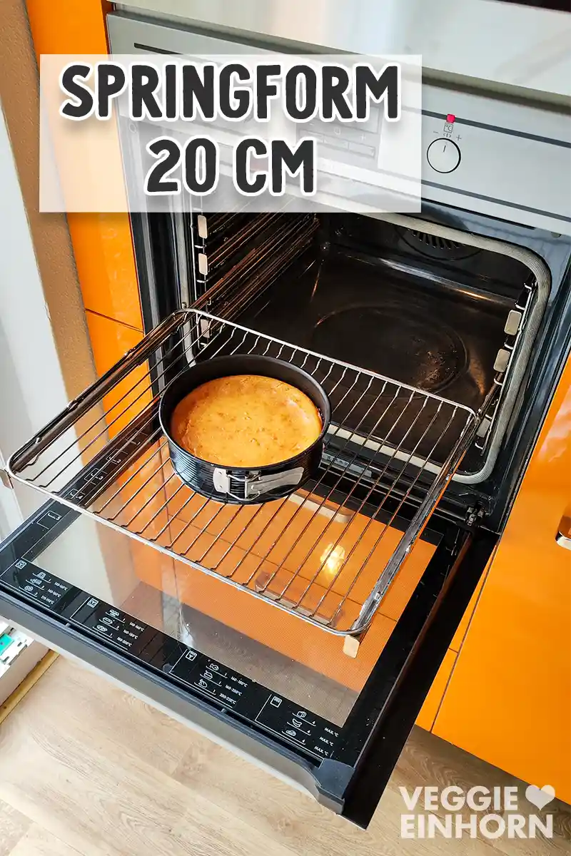 Ein kleiner veganer Käsekuchen in einer 20 cm Springform im Backofen.