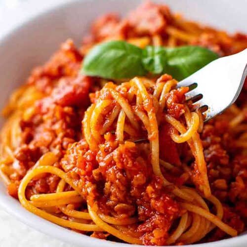 Vegane Kürbisbolognese auf einem Teller mit Spaghetti
