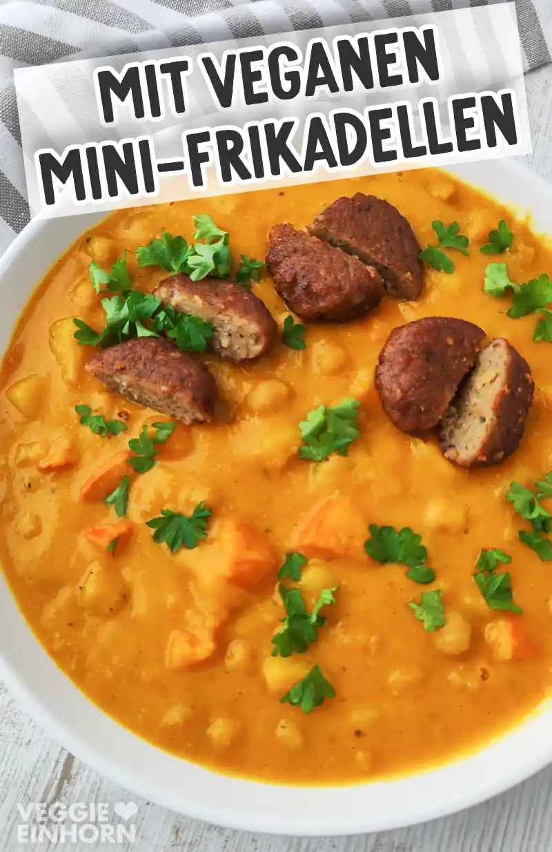 Ein Teller cremiger Kürbis-Kichererbsen-Eintopf mit Kartoffeln, serviert mit veganen Mini-Frikadellen und frischer Petersilie.