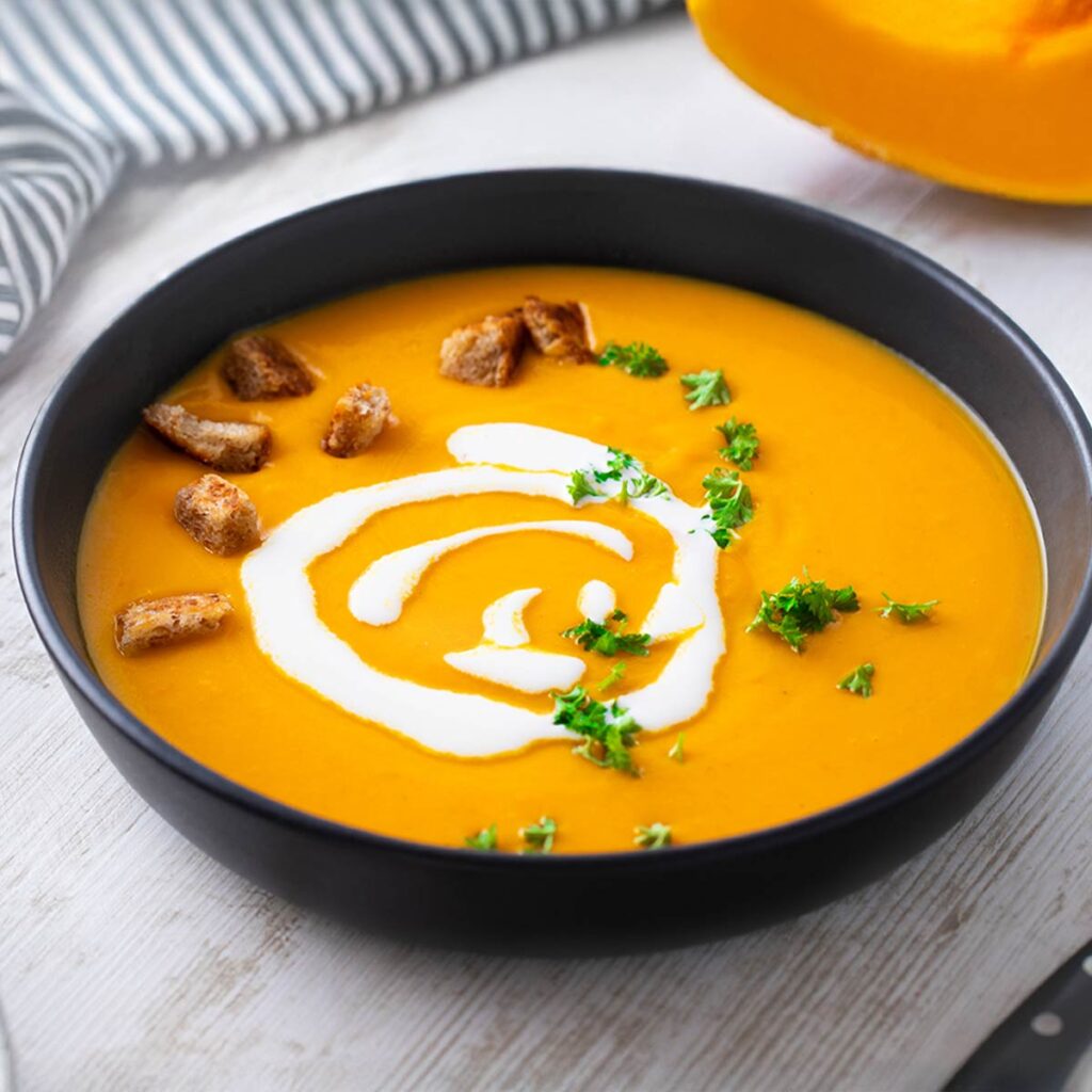 Vegane Kürbissuppe mit Möhren und Kartoffeln