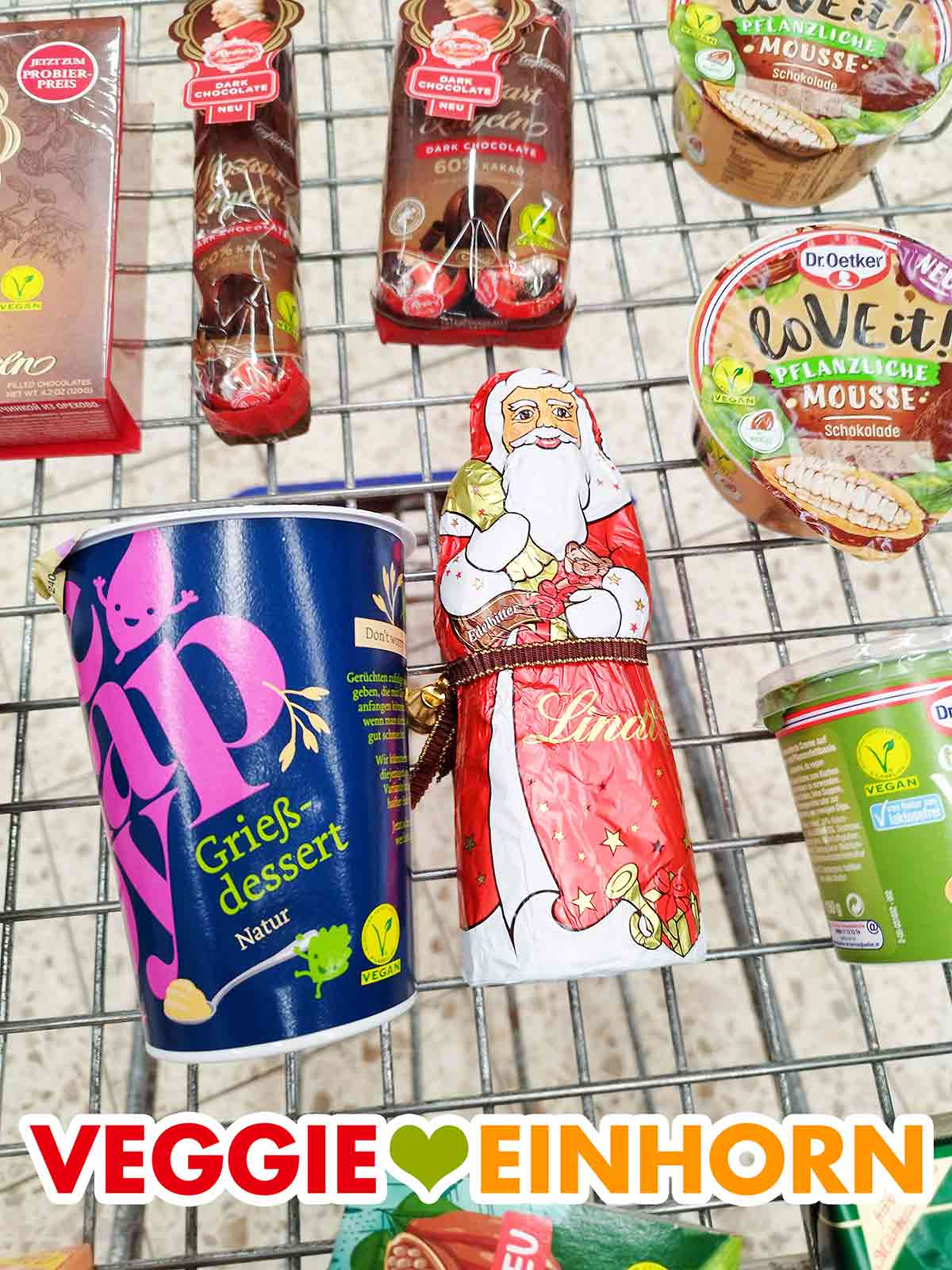 Lindt Edelbitter Weihnachtsmann im Einkaufswagen mit anderen veganen Lebensmitteln