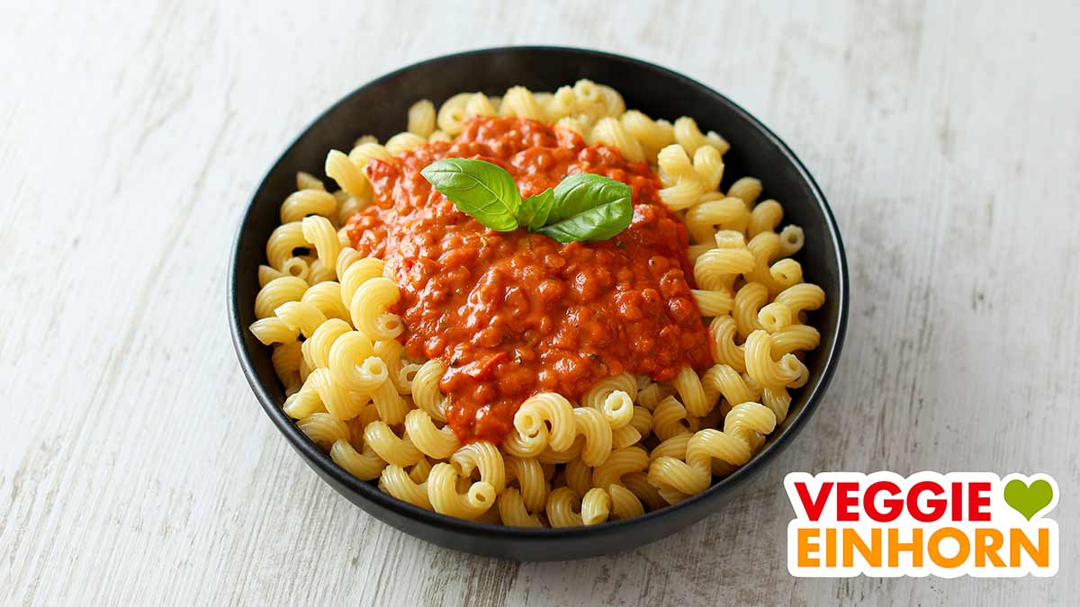 Vegane Linsenbolognese mit Frischkäse und roten Linsen