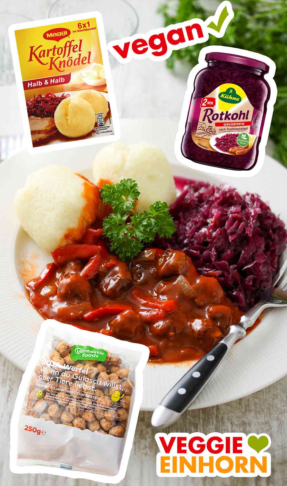 Ein Teller mit Maggi Kartoffelknödeln, veganem Gulasch und veganem Rotkohl