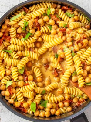 Vegane Marry Me Chickpeas Pasta in einer Pfanne