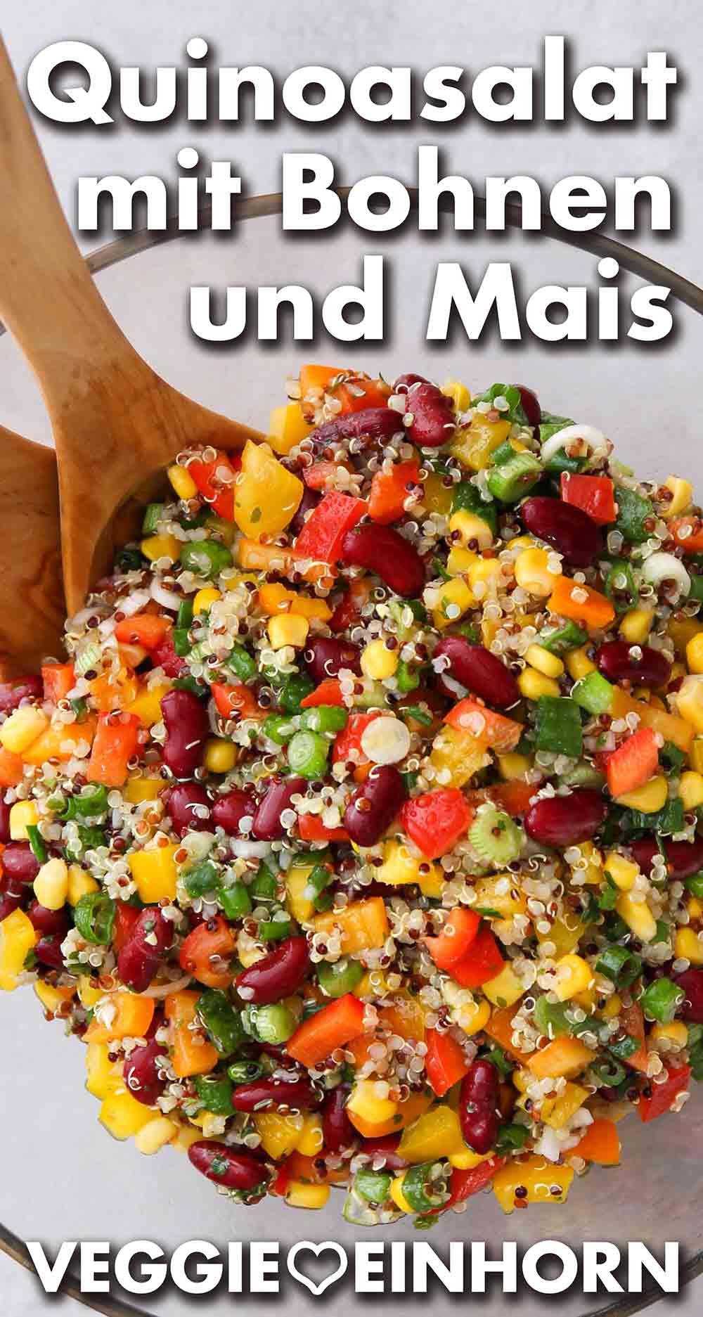 Salat mit Quinoa, roten Bohnen, Mais, Paprika und Frühlingszwiebeln