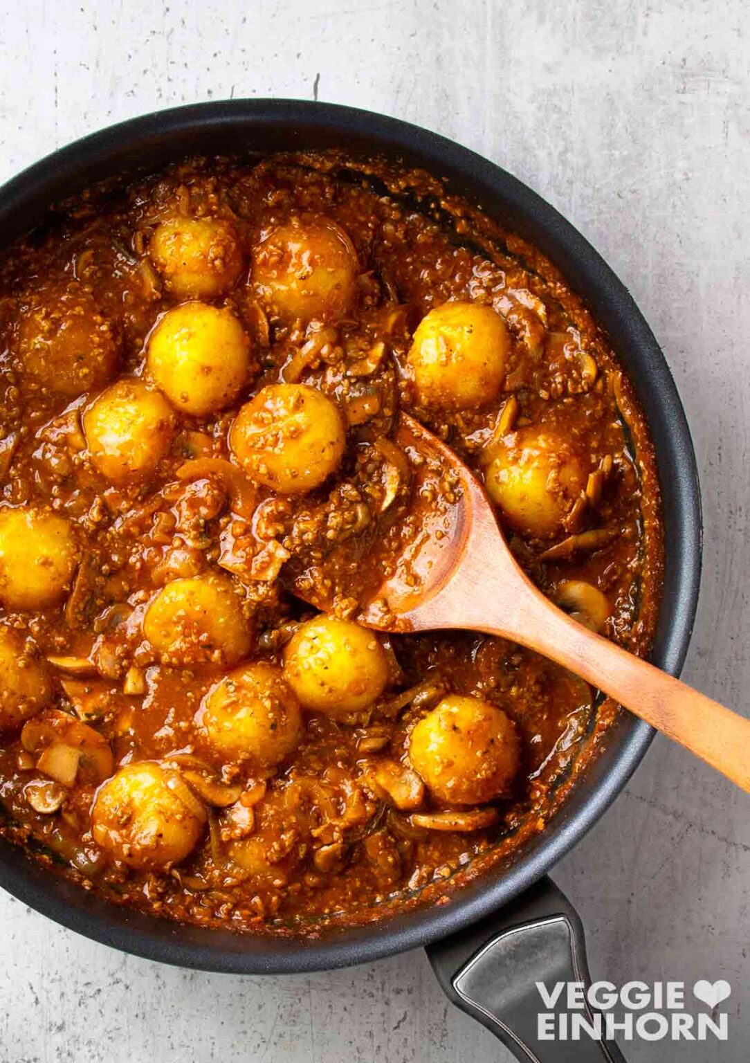 Herzhafte Mini-Knödel Pfanne mit veganem Hackfleisch und Pilzen