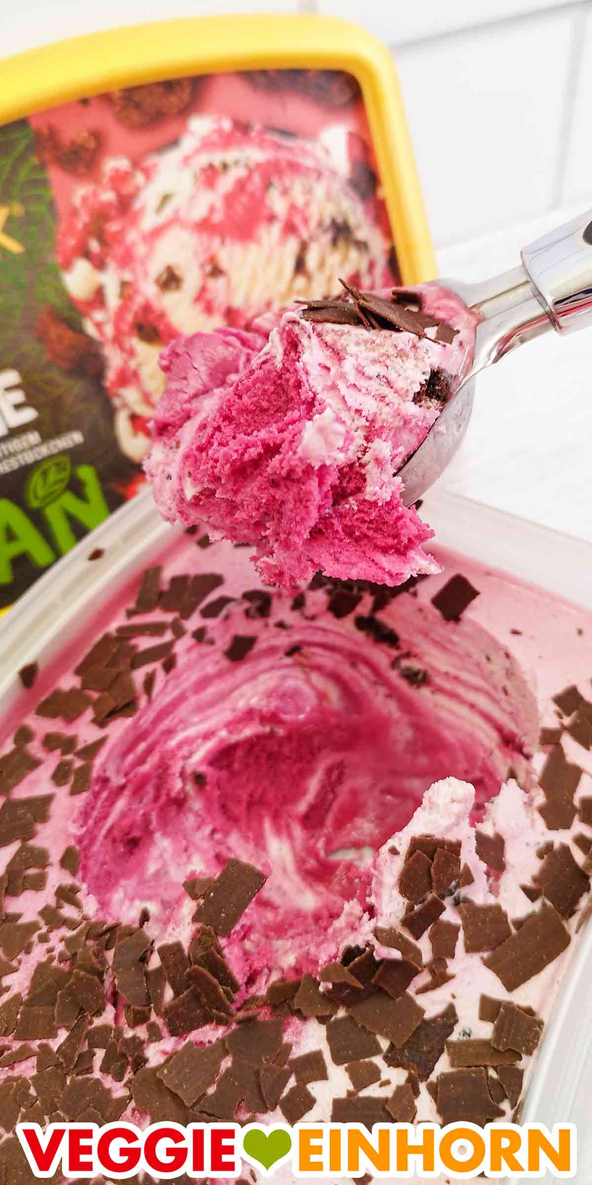 Nahaufnahme von Mövenpick Cherry Brownie Eiscreme auf einem Eisportionierer