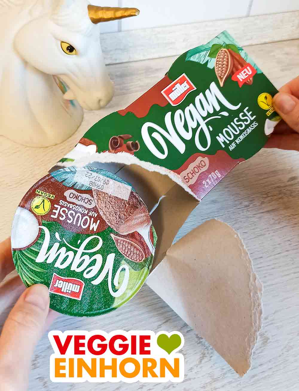 Öffnen der Packung Müller Vegan Mousse Schoko
