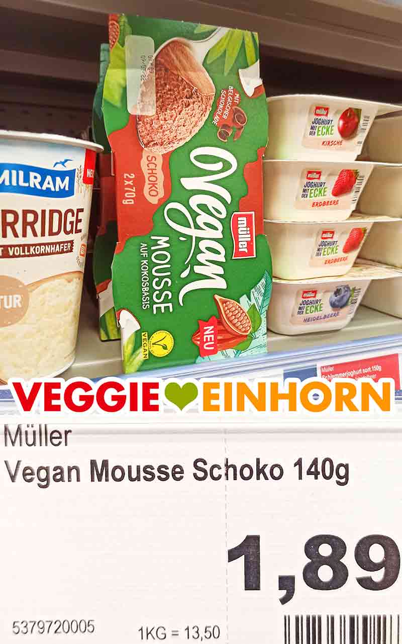 Müller Vegan Mousse Schoko im Regal bei Edeka