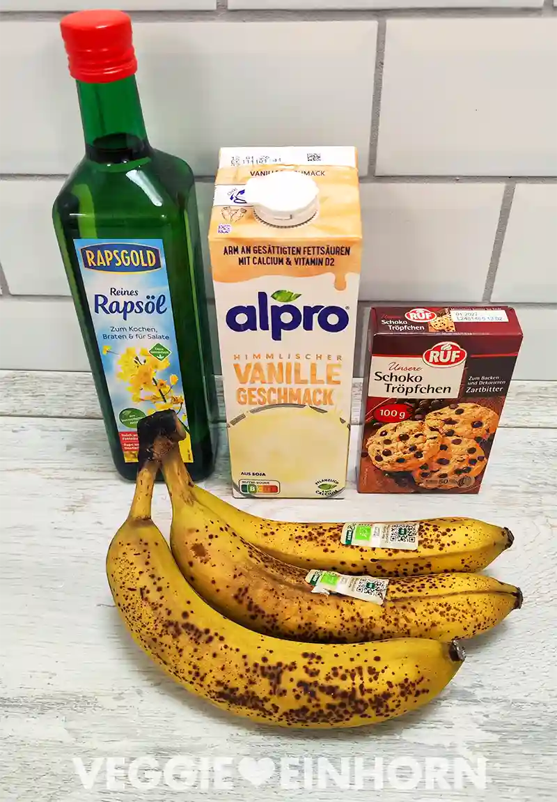 Geschmacksneutrales Rapsöl, Vanille-Sojamilch, vegane Zartbitter Schoko Tröpfchen, drei reife Bananen.
