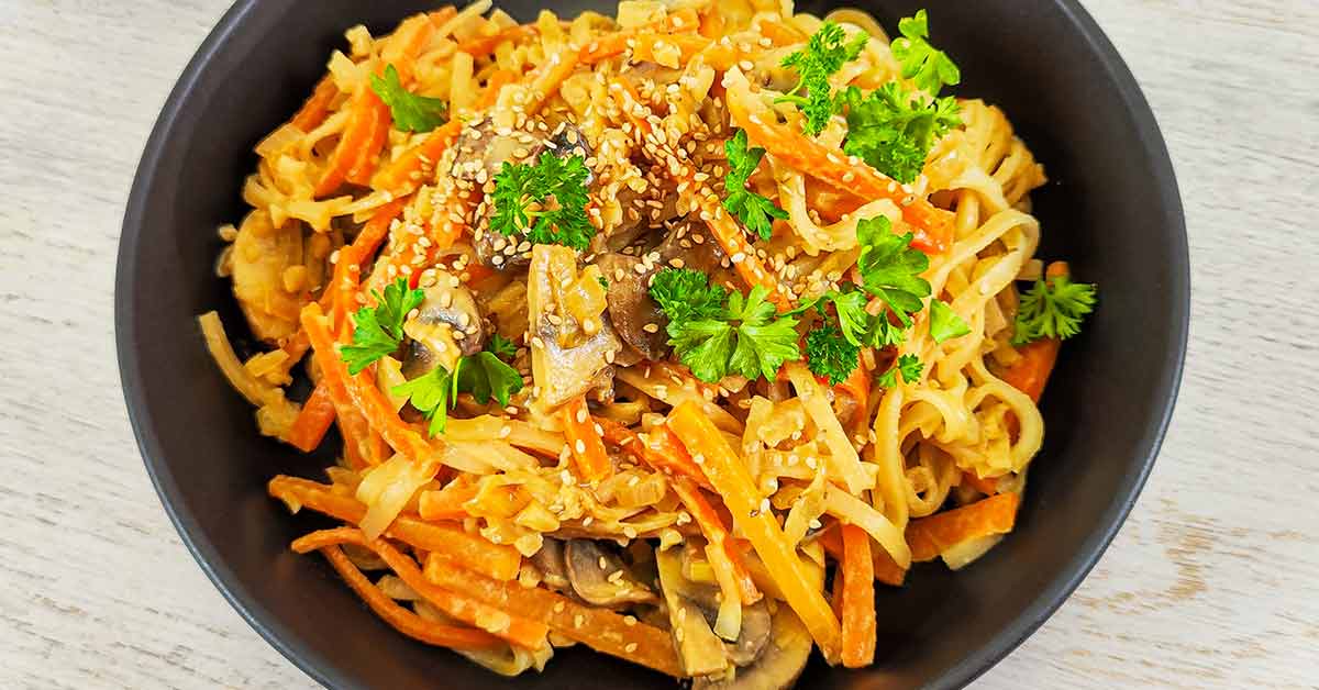 Nudeln mit Möhren, Champignons und Miso-Mandelmus-Soße