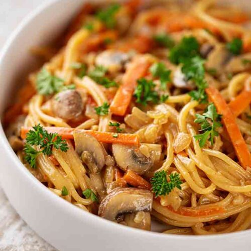Nudeln mit veganer Miso Mandelmus Sauce, Möhren und Champignons