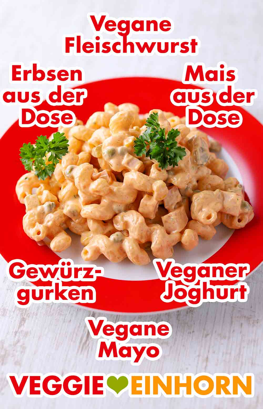 Nudelsalat mit veganer Fleischwurst, Erbsen und Mais aus der Dose, Gewürzgurken, veganer Mayo und Joghurt