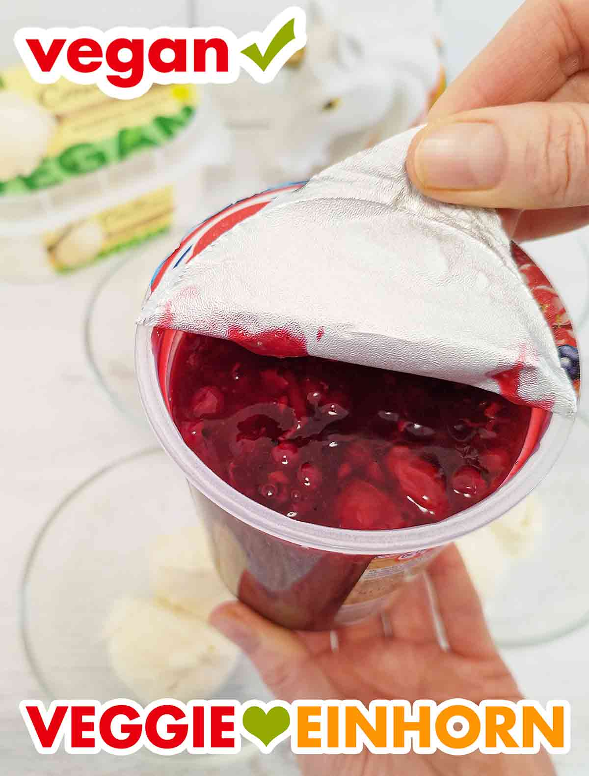 Öffnen der Deckelfolie der veganen roten Grütze von Dr. Oetker
