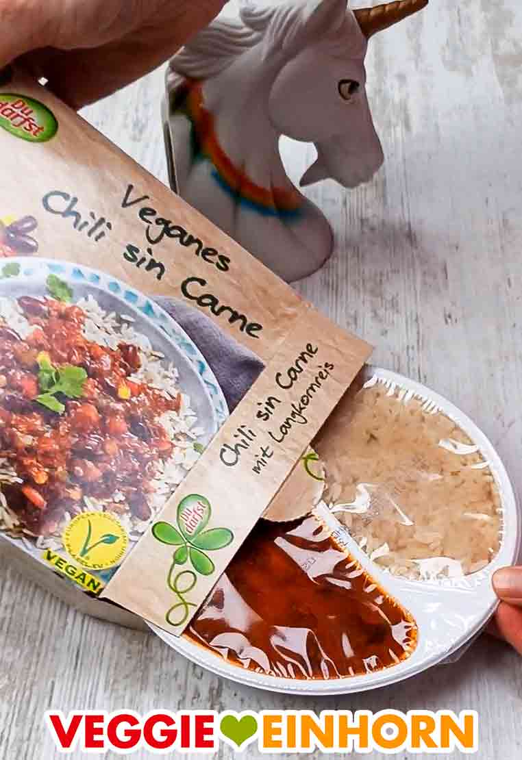 Das vegane Chili sin Carne von Du Darfst wird ausgepackt.