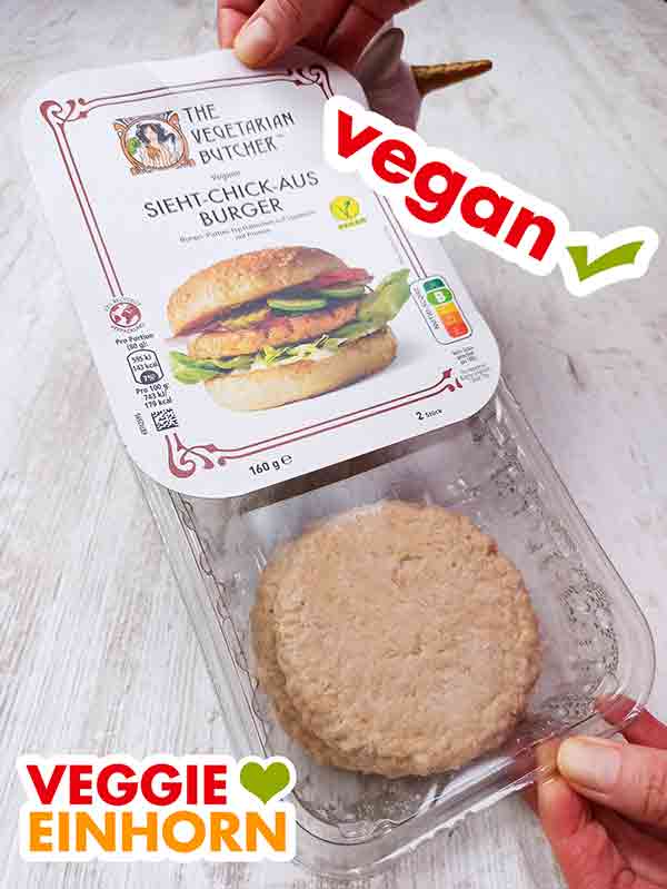 Öffnen der Packung mit den veganen Chicken Burgern von The Vegetarian Butcher