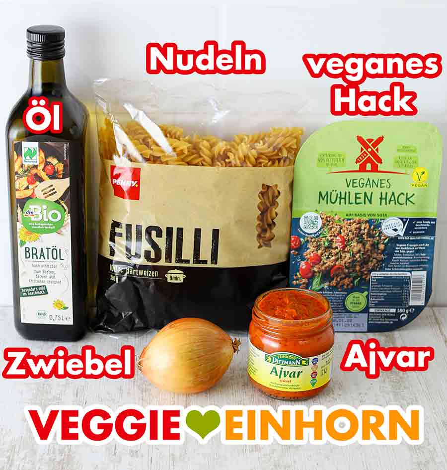 Öl, Nudeln, veganes Hackfleisch, Zwiebel, Ajvar