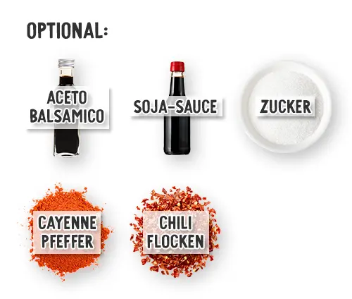 Verschiedene optionale Zutaten für eine vegane Linsenbolognese nebeneinander angeordnet: Aceto Balsamico in einer Flasche, Sojasauce in einer Flasche, weißer Zucker auf einem Teller, gemahlenes Cayennepfefferpulver und rote Chiliflocken.