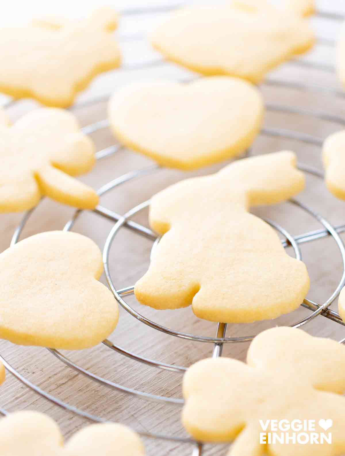 Vegane Osterplätzchen auf einem Kuchengitter, geformt als Hase, Herz und Kleeblatt