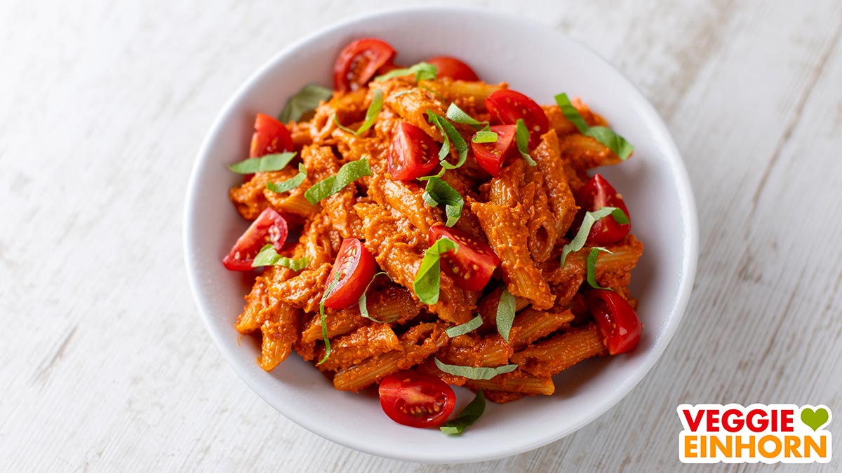 Vegane Pasta in cremiger Cashew-Tomaten-Soße