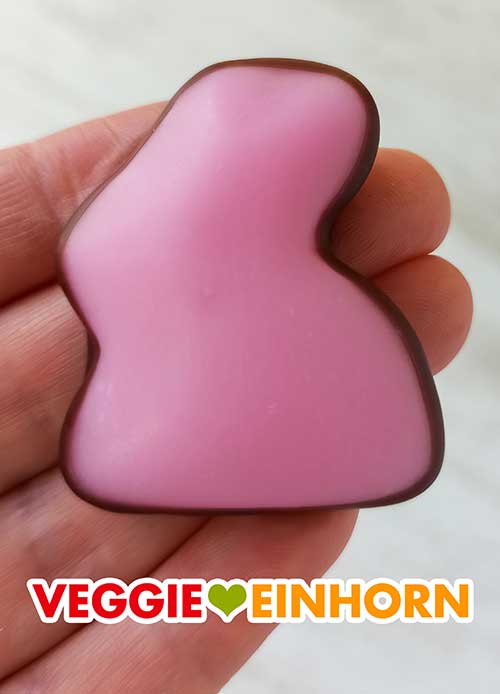 Ein veganer Fondanthase mit Erdbeergeschmack