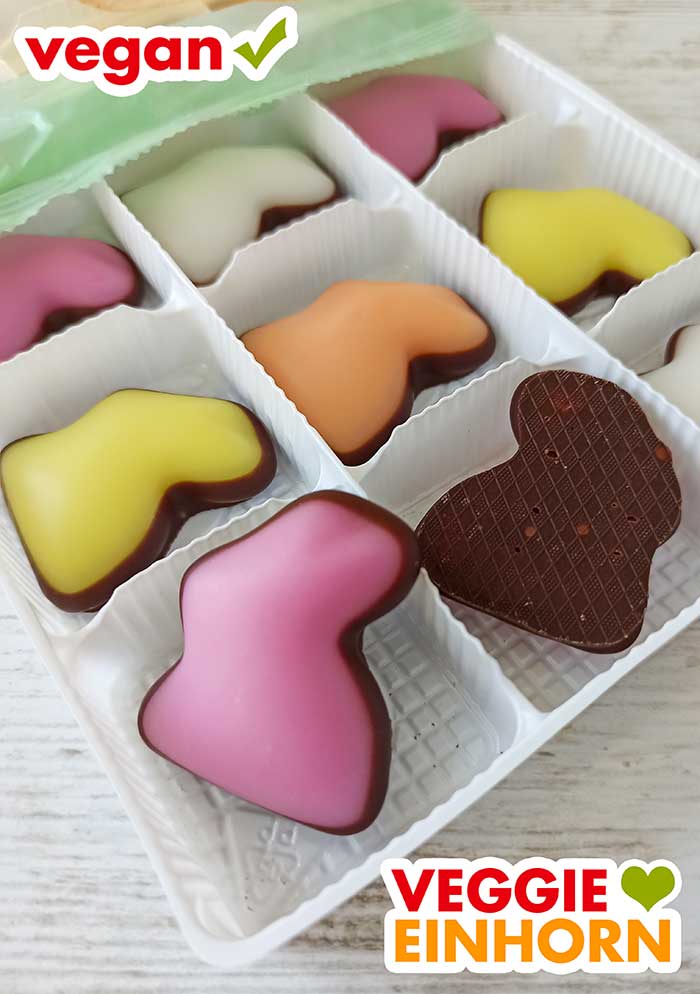 Geöffnetete Packung mit veganen Fondanthasen von Penny