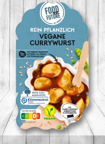 Eine Packung vegane Currywurst von Penny