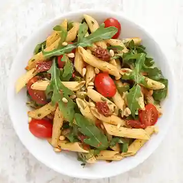 Nudelsalat mit Pesto auf einem Teller