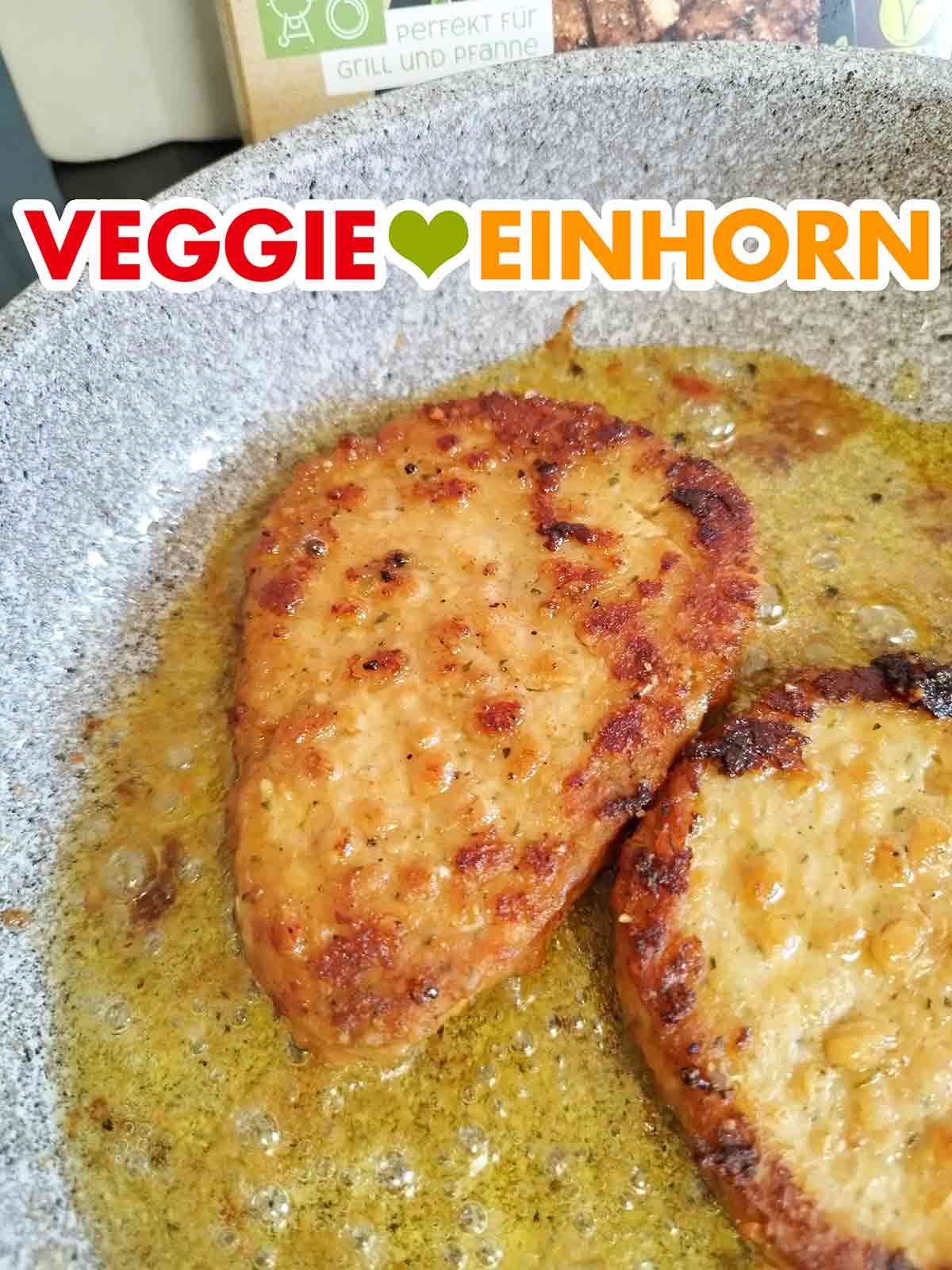 Nahaufnahme der veganen Steaks Wild Pepper von Green Legend in der Pfanne
