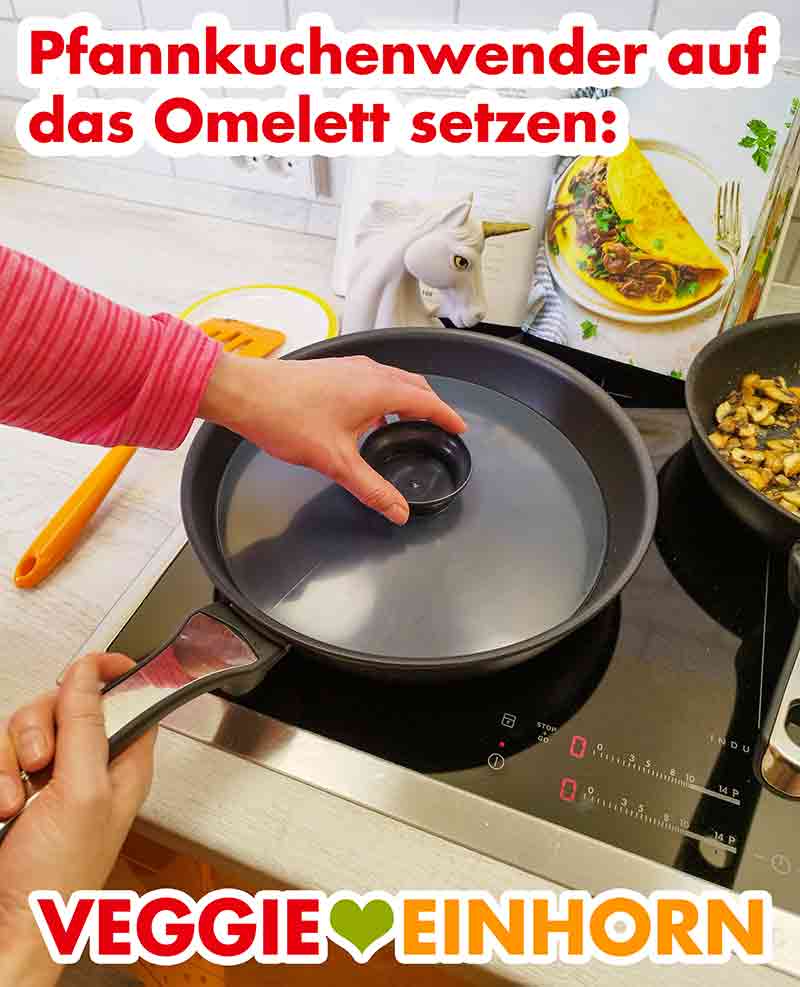 Pfannkuchenwender auf dem Omelett in der Pfanne