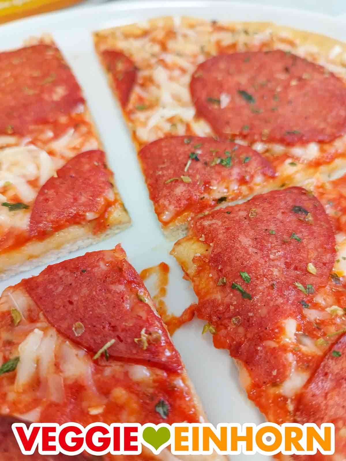 Nahaufnahme der geschnittenen veganen Salami Pizza Ristorante von Dr. Oetker