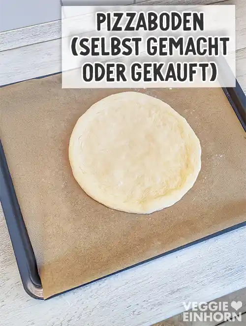 Runder Pizzaboden auf einem mit Backpapier ausgelegten Backblech mit Textaufschrift Pizzaboden selbst gemacht oder gekauft.