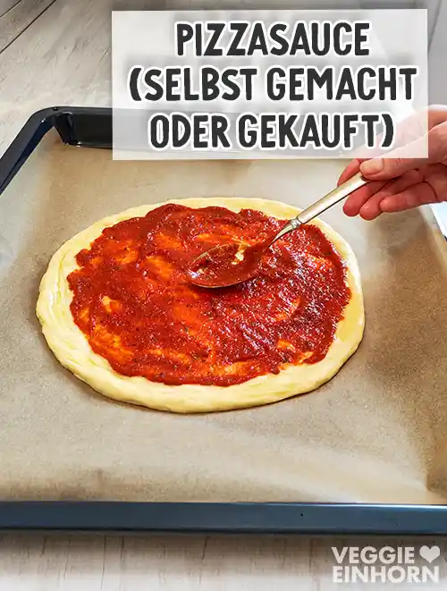 Eine Hand verteilt rote Pizzasauce mit einem Löffel auf einem runden Pizzaboden auf einem Backblech, darüber Textaufschrift Pizzasauce selbst gemacht oder gekauft.