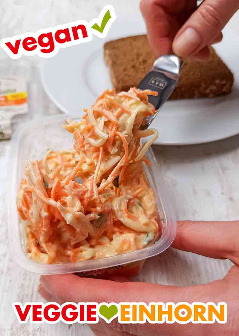 Der vegane Farmersalat von Popp wird mit einem Messer aus der Packung entnommen.