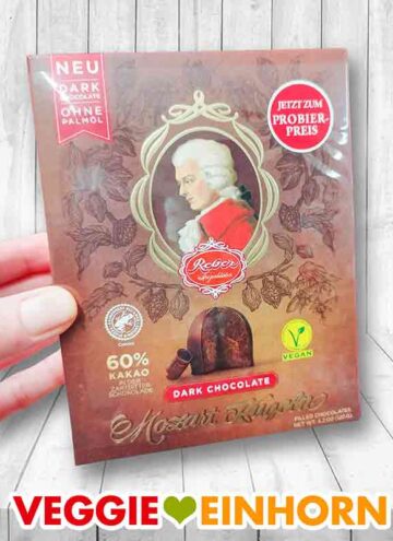 Eine Packung Reber Dark Chocolate Mozartkugeln